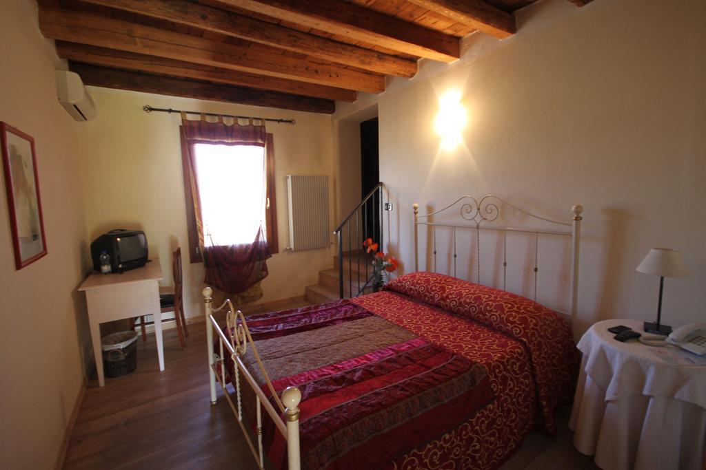 Agriturismo Borgo Tecla Rosà Pokoj fotografie
